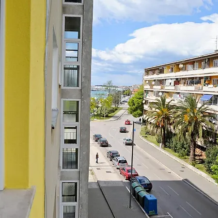 City Galleria With Balcony & Parking דירה
